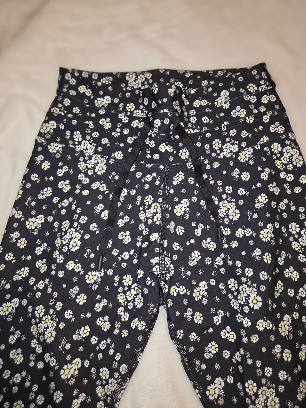 Lorna Jane Black Leggings with White & Yellow Daisy Pattern